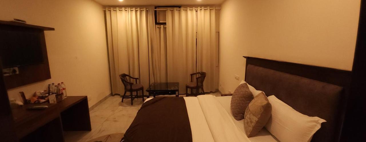 Hotel Multitech Premium Chandīgarh Exteriör bild