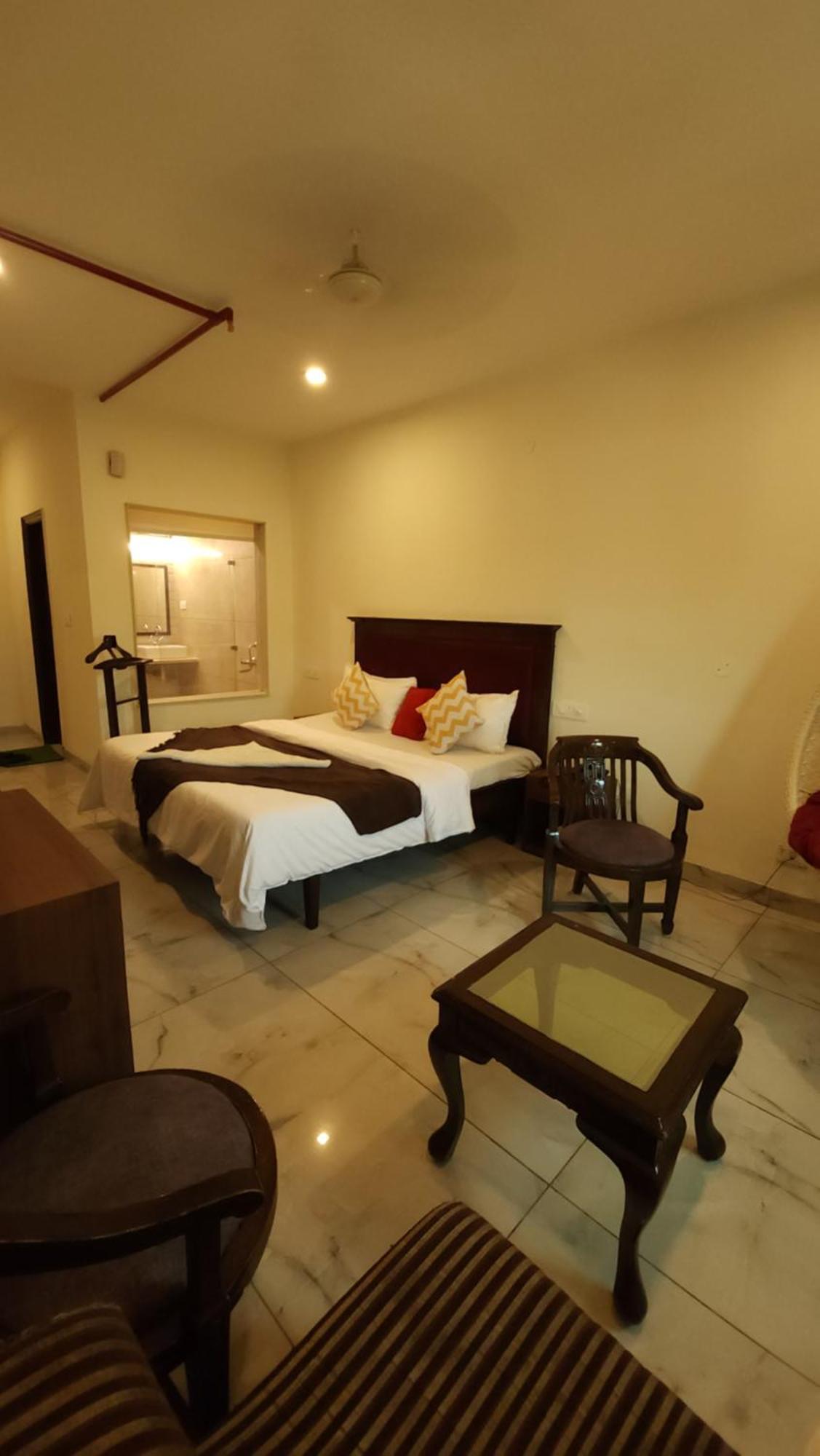 Hotel Multitech Premium Chandīgarh Exteriör bild