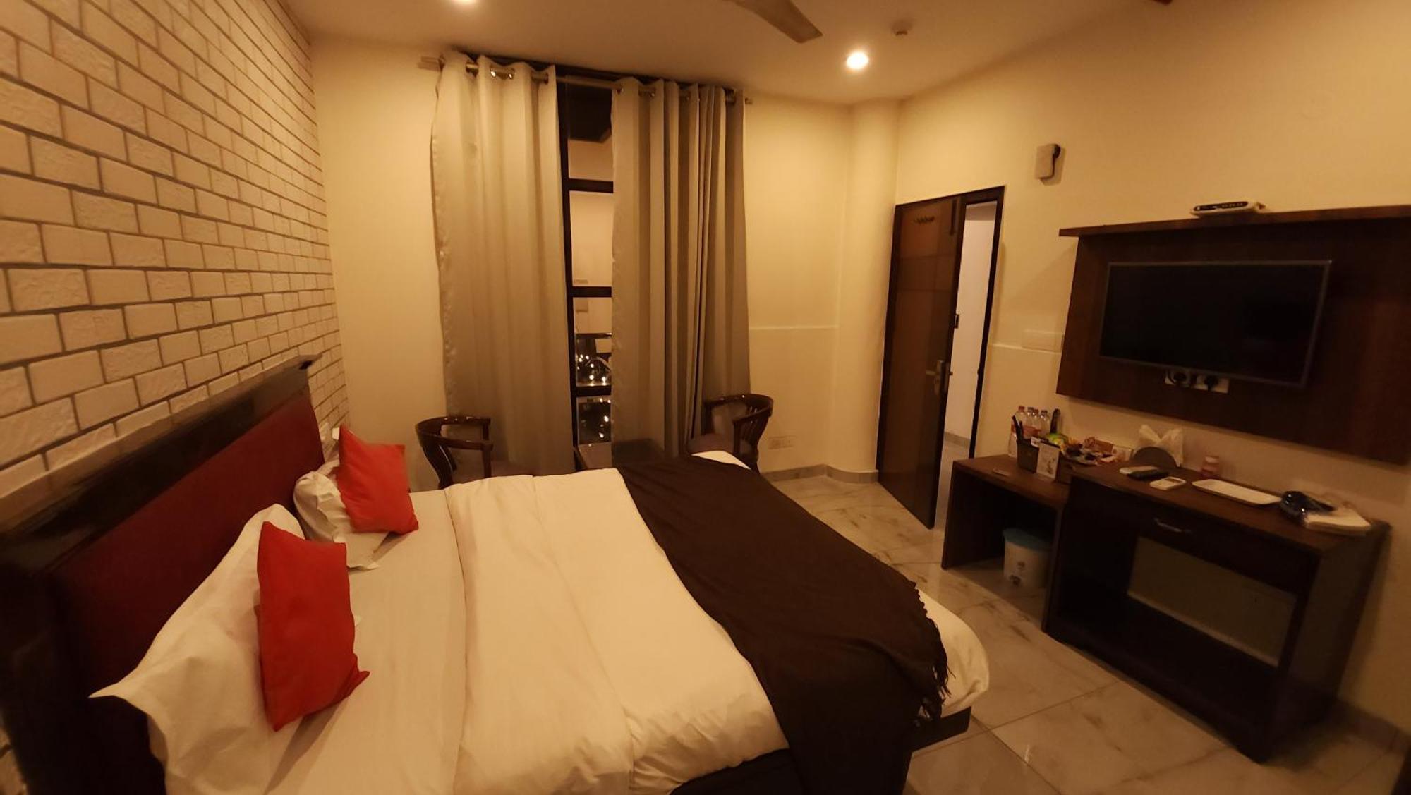 Hotel Multitech Premium Chandīgarh Exteriör bild