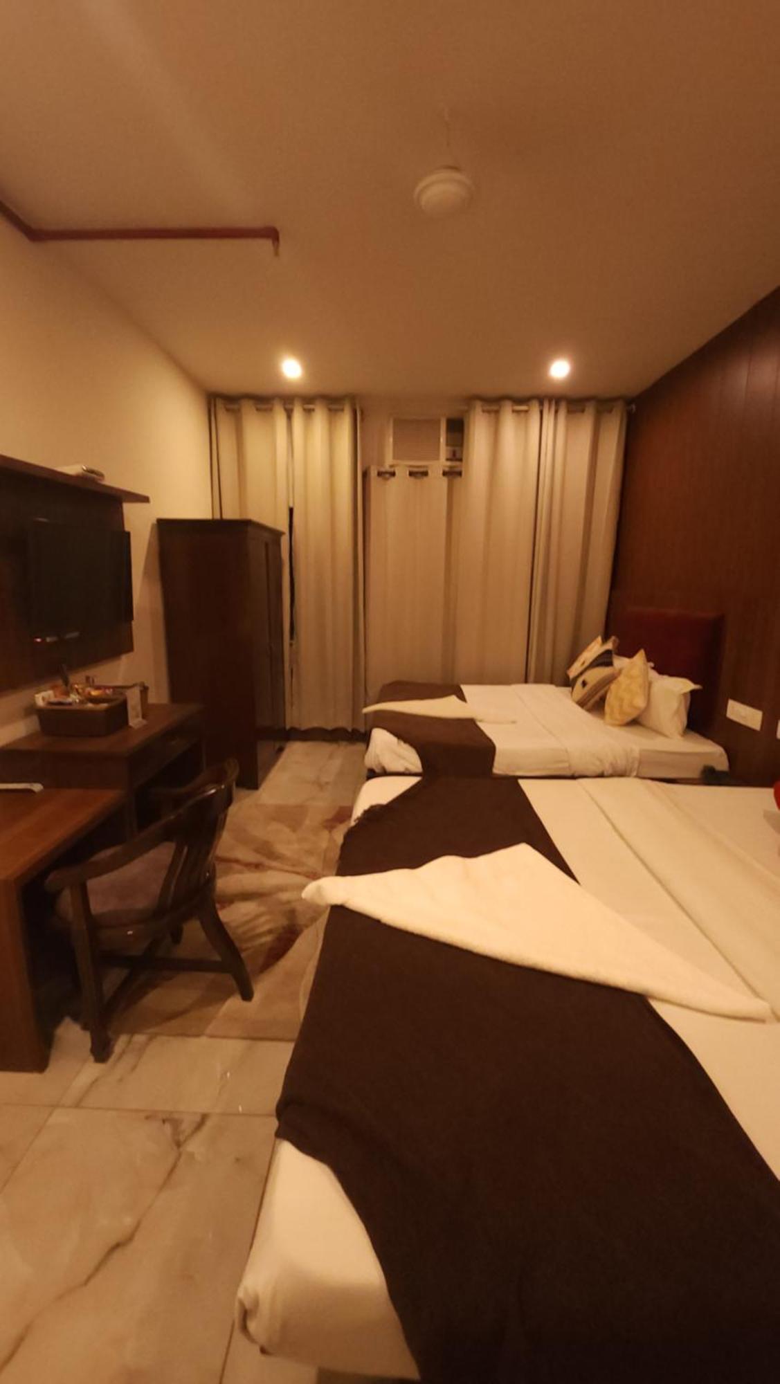Hotel Multitech Premium Chandīgarh Exteriör bild
