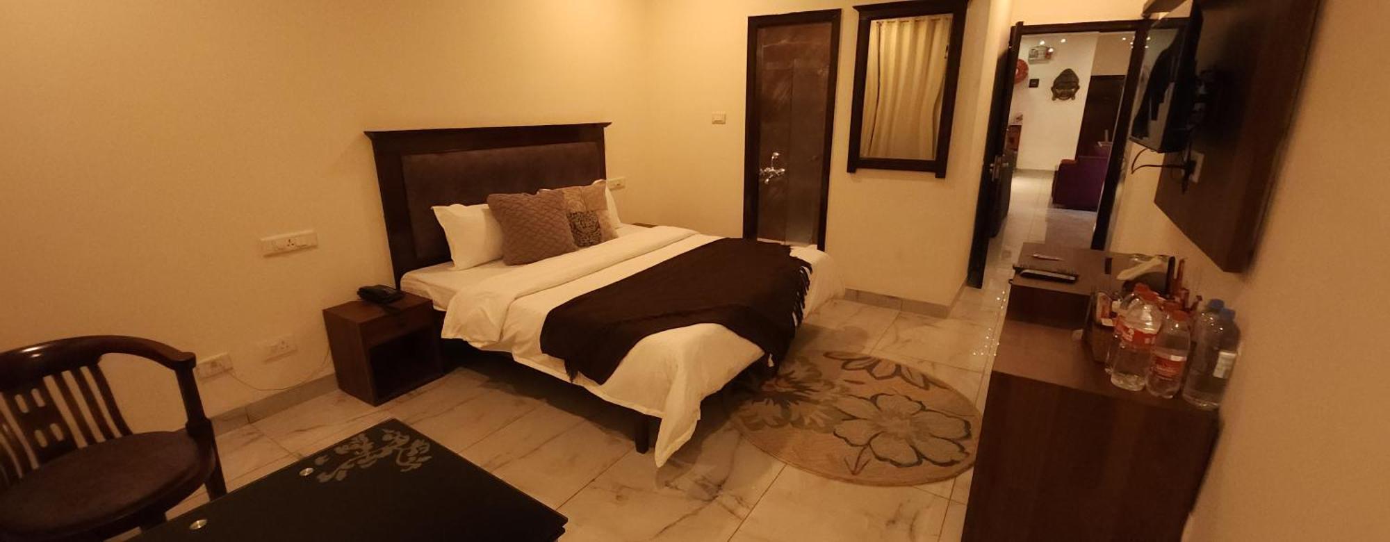 Hotel Multitech Premium Chandīgarh Exteriör bild